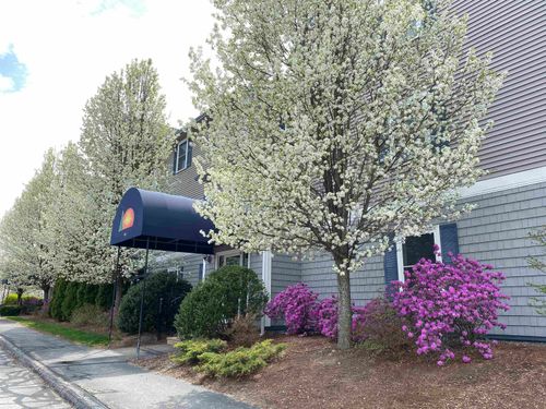 304-99 Eastern Ave, Manchester, NH, 03104-4614 | Card Image