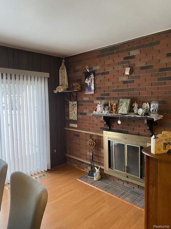 Family Room Doorwall leads to the Backyard.jpg | Image 11