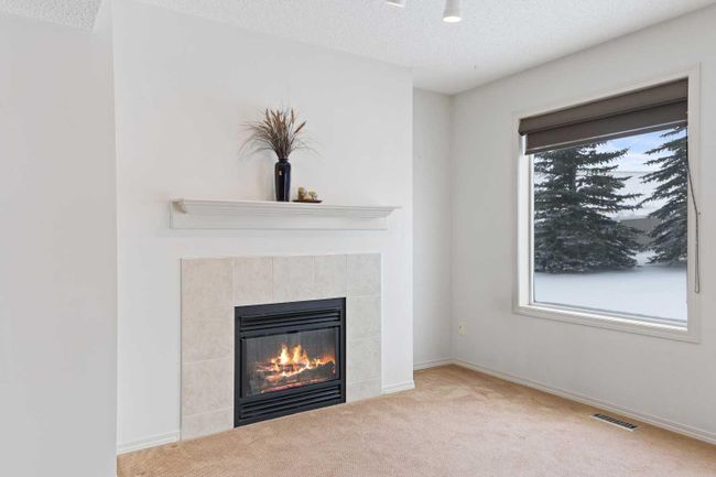30 - 200 Hidden Hills Terrace Nw, Home with 2 bedrooms, 1 bathrooms and 2 parking in Calgary AB | Image 5