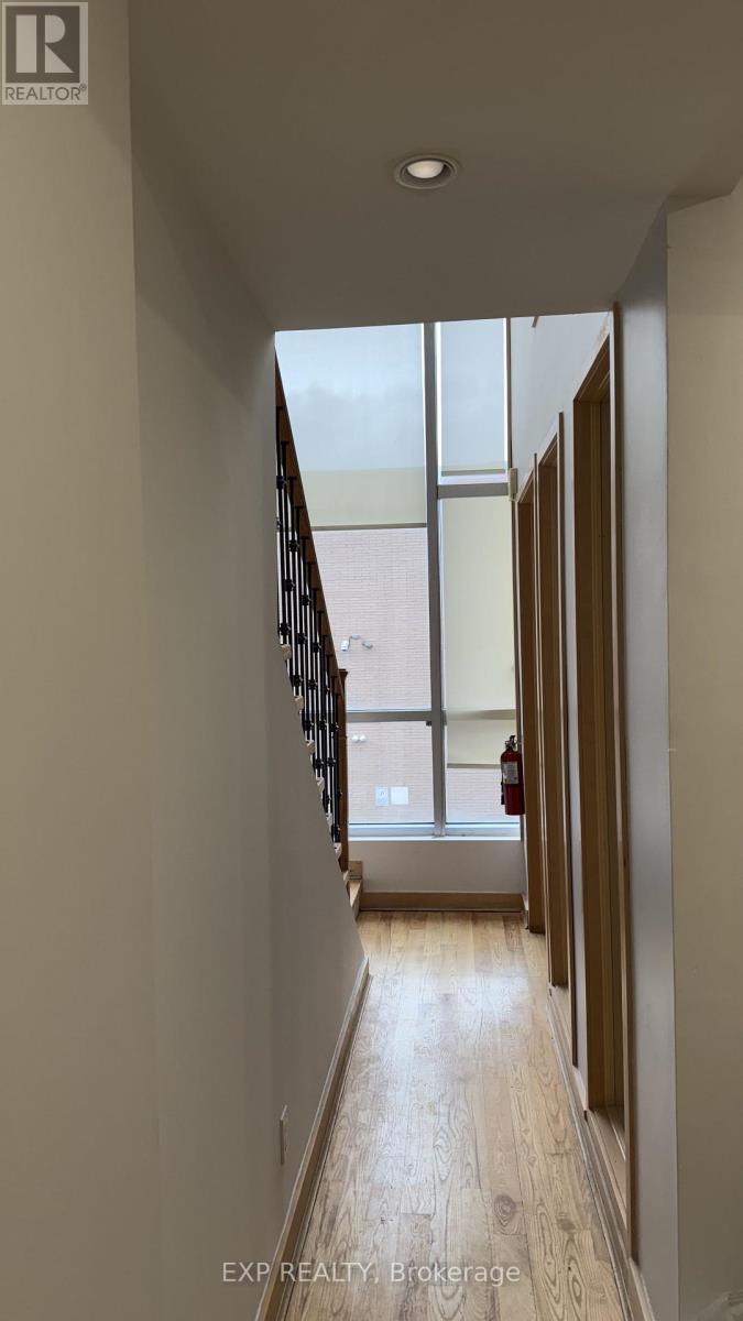 Commercial Lease in Toronto (Victoria Village) 3