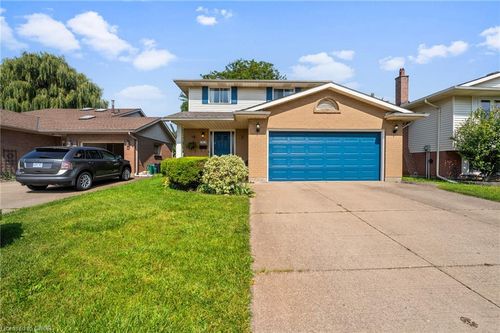 7715 Swan St, Niagara Falls, ON, L2H2P7 | Card Image