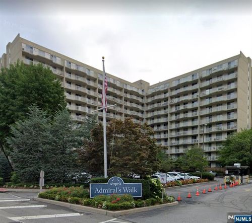 1077 River Rd, Edgewater, NJ, 07020-1358 | Card Image