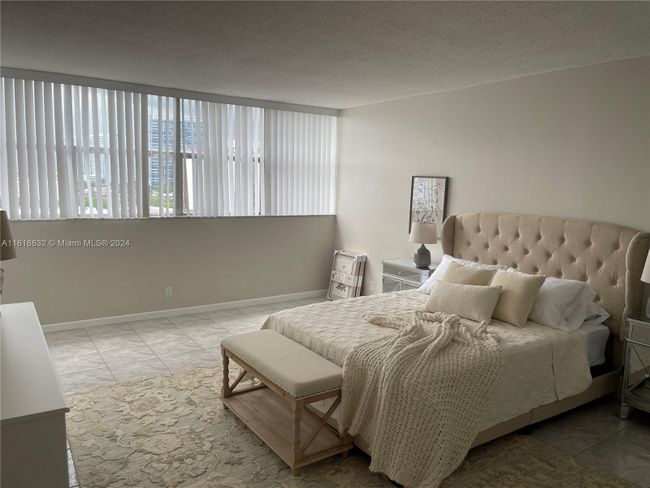 909 - 100 Golden Isles Dr, Condo with 1 bedrooms, 1 bathrooms and null parking in Hallandale Beach FL | Image 23