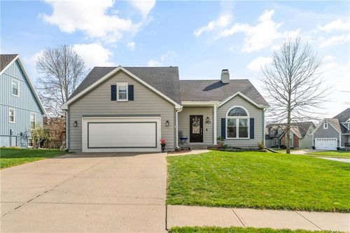 3925 Windsong Dr, Lee's Summit, MO, 64082-4052 | Card Image