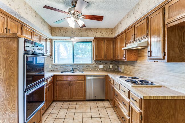104 Ne Rosamond St, House other with 3 bedrooms, 2 bathrooms and null parking in Burleson TX | Image 10