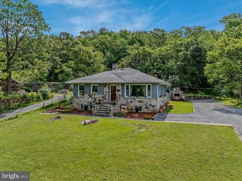 9 S Laurel Ave, BERKELEY SPRINGS, WV, 25411-5319 | Card Image
