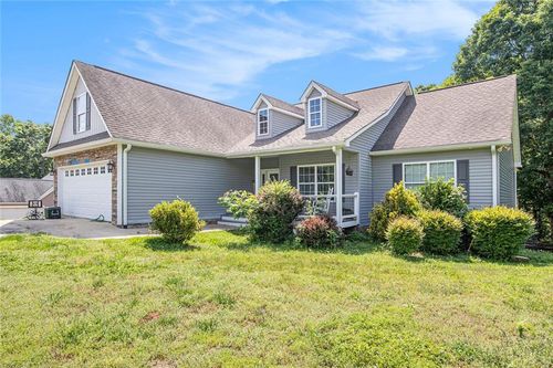 208 Stonington Dr, Mount Airy, GA, 30563-1875 | Card Image