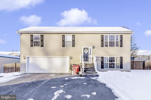 140 Heights Ave, MARTINSBURG, WV, 25404-7600 | Card Image