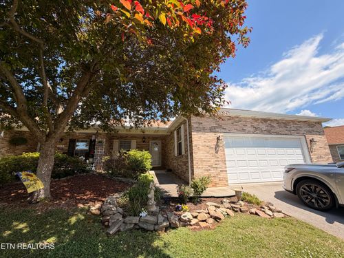 215 Royal Oaks Dr, Maryville, TN, 37801-9616 | Card Image