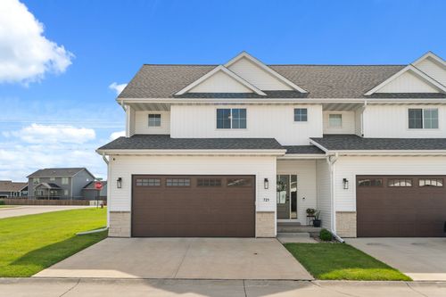721 Spruce St Nw, Bondurant, IA, 50035-2612 | Card Image
