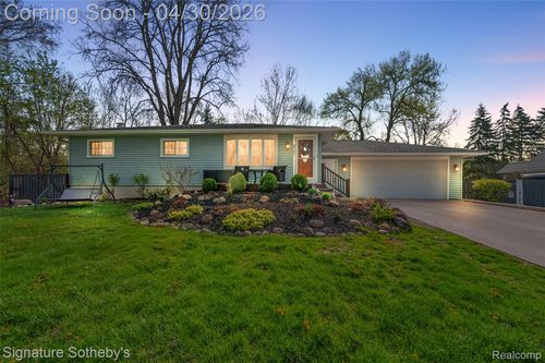 2721 Midvale Dr, Rochester Hills, MI, 48309-3652 | Card Image