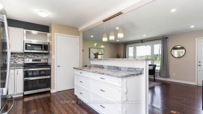 21725 Adelaide Rd, House other with 3 bedrooms, 1 bathrooms and 10 parking in Mount Brydges ON | Image 9