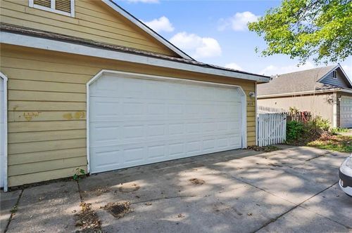 4015 Overland Dr, Lawrence, KS, 66049-4122 | Card Image