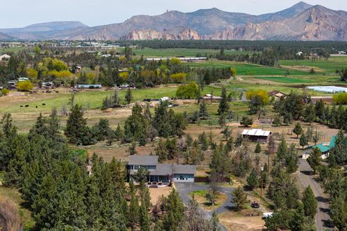 999 Ne King Way, Redmond, OR, 97756-9761 | Card Image