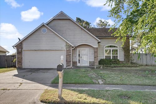 813 E Indianapolis Street, Broken Arrow, OK, 74012 | Card Image