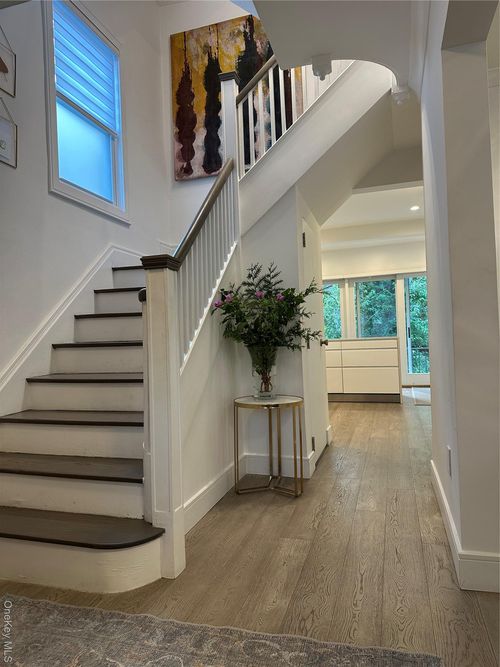 25 Parkway Rd, Bronxville, NY, 10708-3601 | Card Image