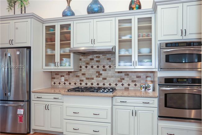 All kitchen cabinets have undermounted accent lighting and LED above-cabinet lighting, as well. | Image 27