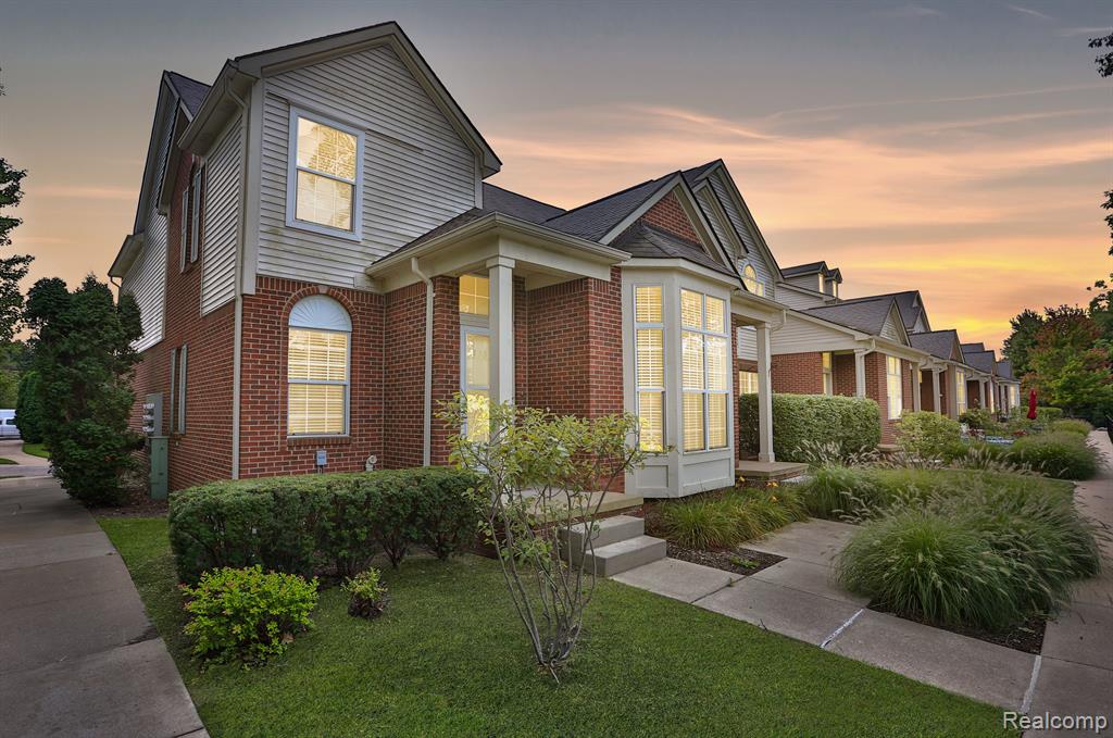 Emma Cir, Walled Lake, MI 48390