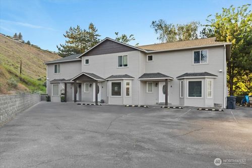 512 S 5th St, Selah, WA, 98942-1683 | Card Image