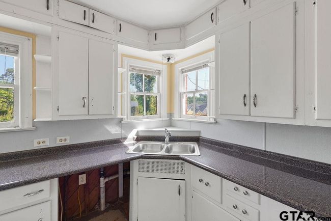 1405 Mockingbird Ln, House other with 4 bedrooms, 2 bathrooms and null parking in Tyler TX | Image 9