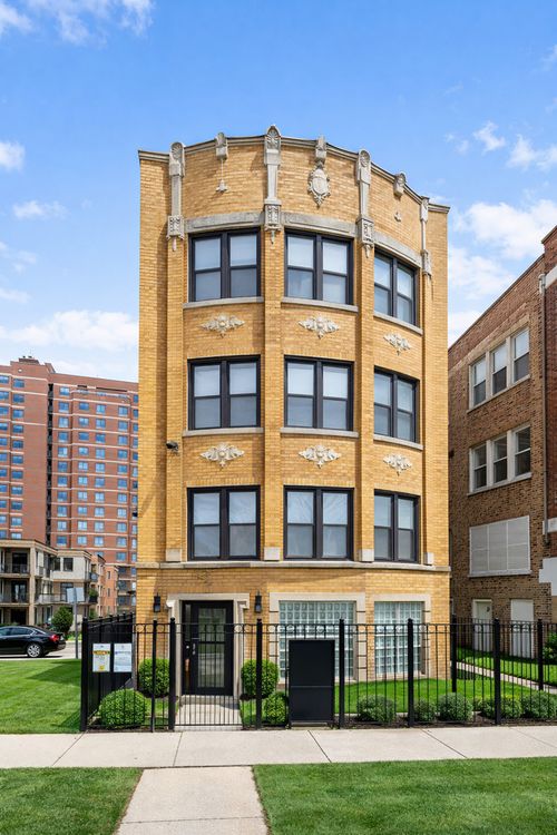 6711 S Paxton Ave, Chicago, IL, 60649-4968 | Card Image