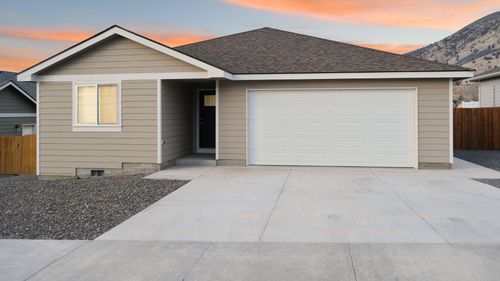 5489 Shalynn Dr, Klamath Falls, OR, 97603-3644 | Card Image