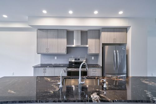 14 Bennington Rd, Newmarket, ON, L3X0M8 | Card Image