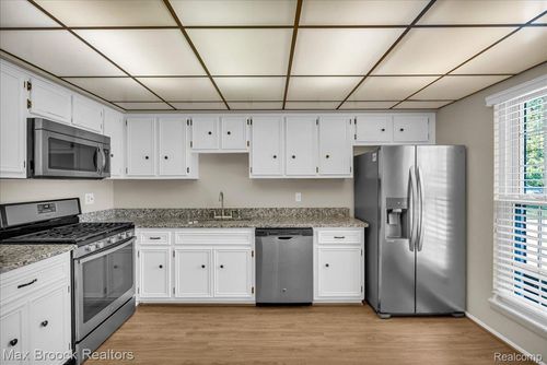172 Longford Dr, Rochester Hills, MI, 48309-2028 | Card Image