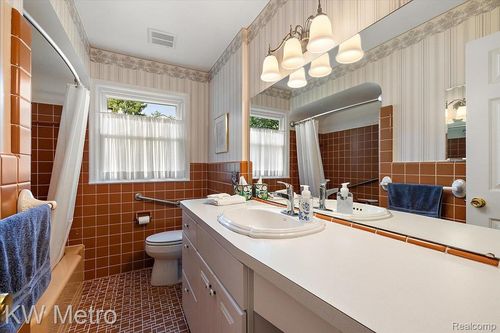 18241 Dunblaine Ave, Beverly Hills, MI, 48025-3113 | Card Image