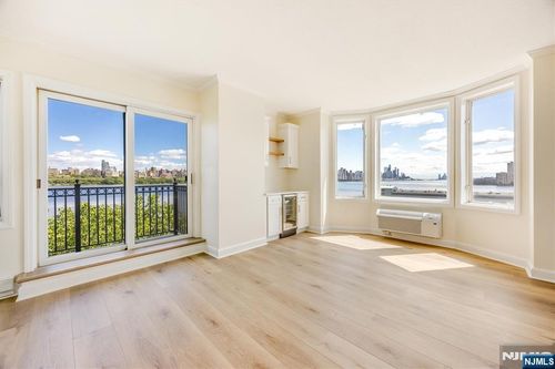 6315 City Pl, Edgewater, NJ, 07020-3179 | Card Image