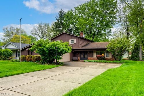 6100 Paisley Dr, North Olmsted, OH, 44070-4464 | Card Image