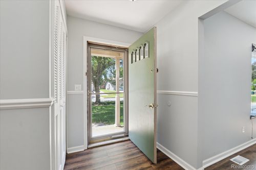 402 N Hampton Dr, Durand, MI, 48429-1412 | Card Image