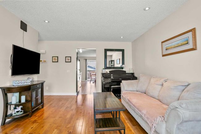 19 Erin Park Bay Se, Home with 4 bedrooms, 2 bathrooms and 2 parking in Calgary AB | Image 7