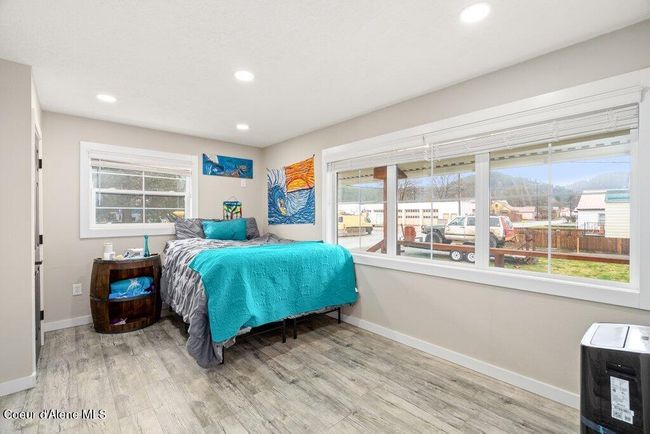 Third bedroom with tons of natural light | Image 21