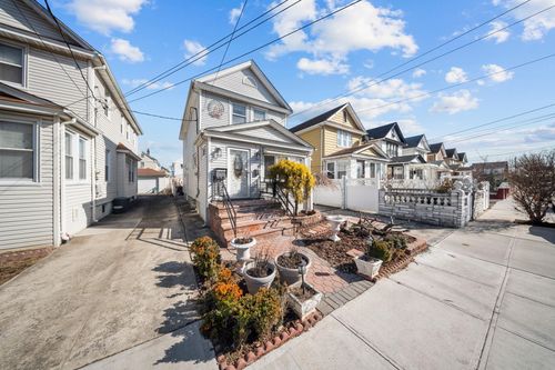 94 224th St, Queens Village, NY, 11428-2009 | Card Image