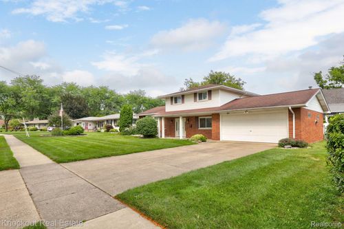 121 Sunburst Dr, Frankenmuth, MI, 48734-1245 | Card Image