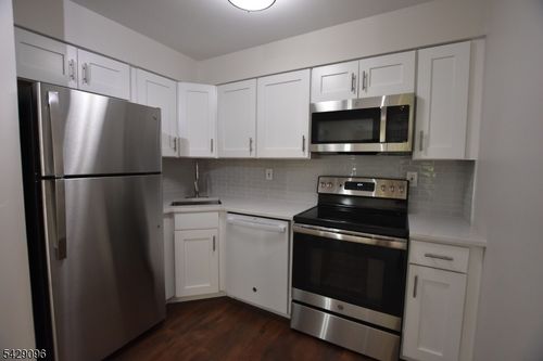 24 Sunrise Dr, Whippany, NJ, 07981-1100 | Card Image