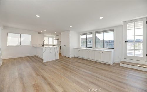 1090 Loma Dr, Hermosa Beach, CA, 90254-4649 | Card Image