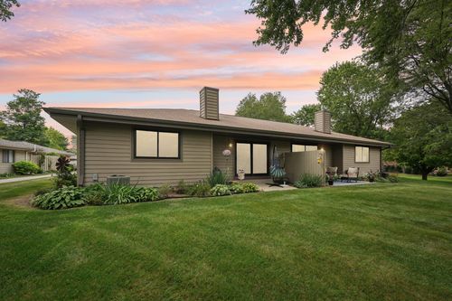 11024 N Redwood Tree Ct, Mequon, WI, 53092-4338 | Card Image