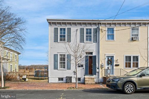 221 Chestnut St, Historic New Castle, DE, 19720-4833 | Card Image