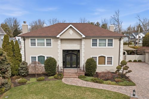 2 Knoll Ln, Glen Head, NY, 11545-1328 | Card Image