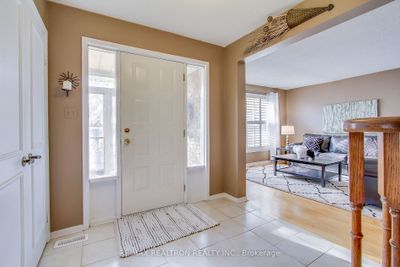 6 Jennifer Cres, House other with 4 bedrooms, 3 bathrooms and 9 parking in Sharon ON | Image 2