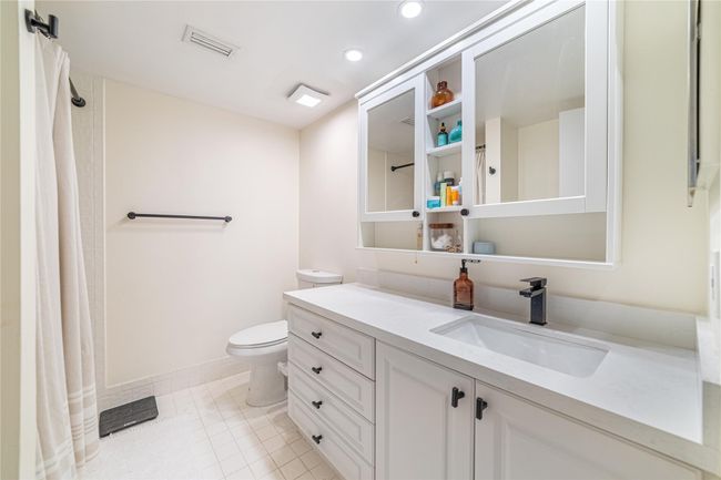 Primary Bathroom | Image 36