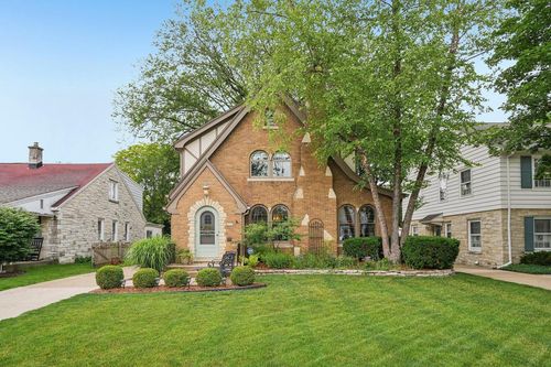 2517 N 96th Street, Wauwatosa, WI, 53226 | Card Image