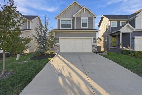 8819 9th St, Blue Springs, MO, 64064-7839 | Card Image