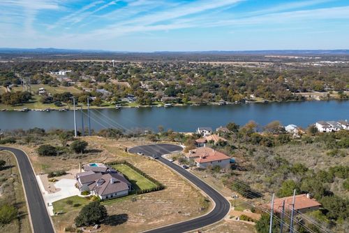 528 Bendito Way, Marble Falls, TX, 78654-6272 | Card Image