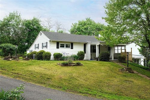 8092 University Blvd, Coraopolis, PA, 15108-2595 | Card Image
