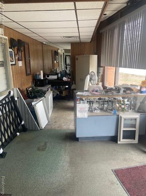 20701 E 9 Mile Rd, Saint Clair Shores, MI, 48080-3702 | Card Image