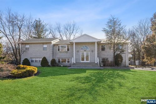 562 Franklin Ave, Franklin Lakes, NJ, 07417-2512 | Card Image