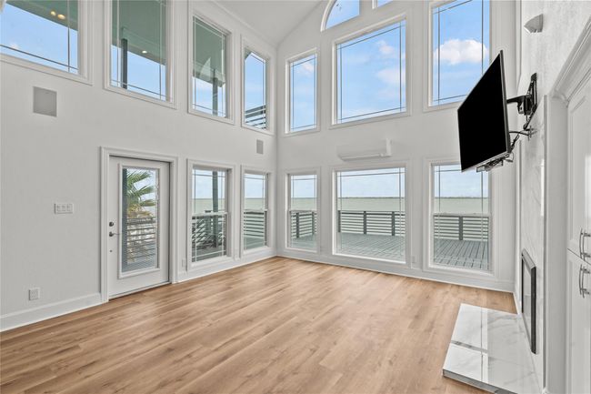 The tall wall of windows lets in natural light and the views of the Bay!! | Image 6